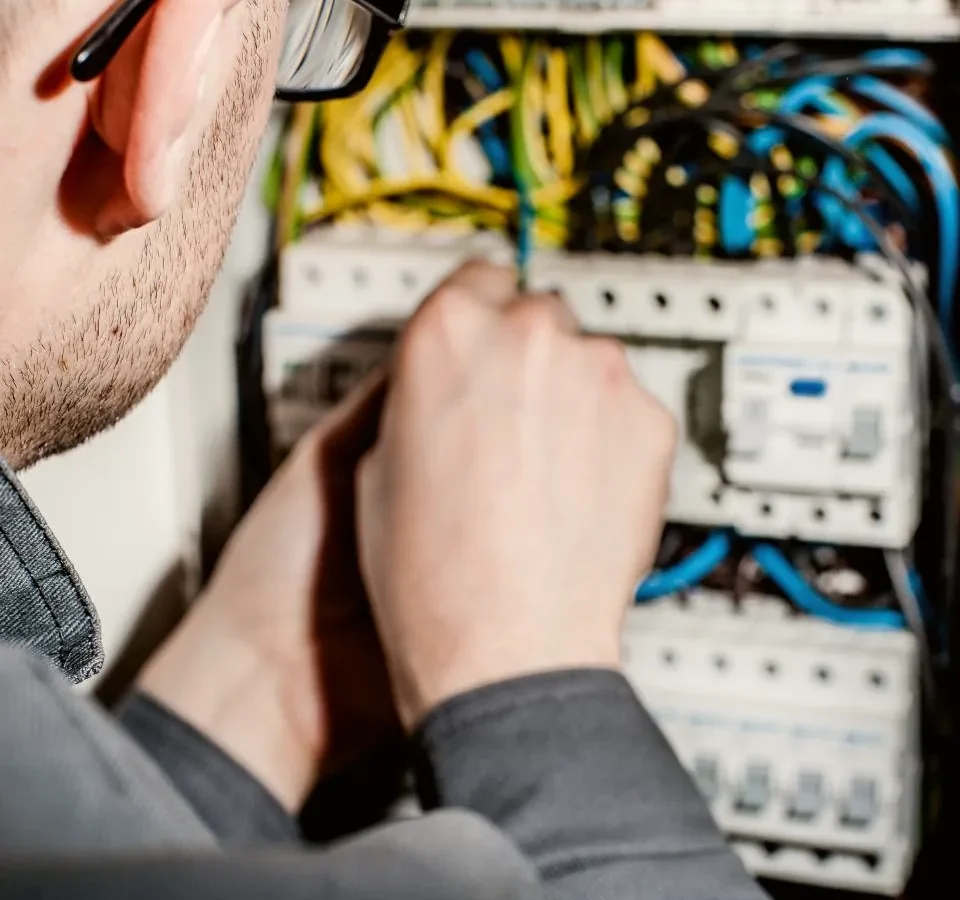 Técnico revisando un tablero eléctrico