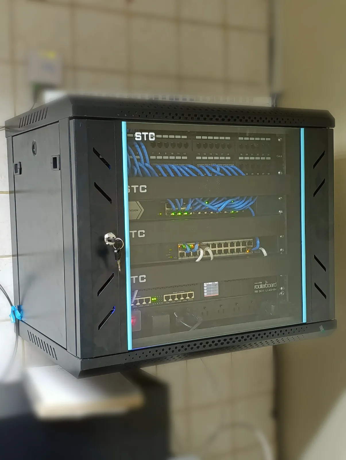 Gabinete de red instalado por E.T.I., C.A.