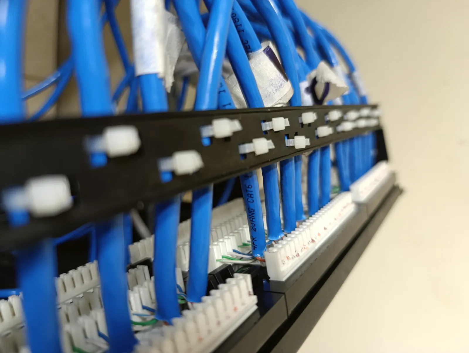 Cableado de red ordenado en un patch panel