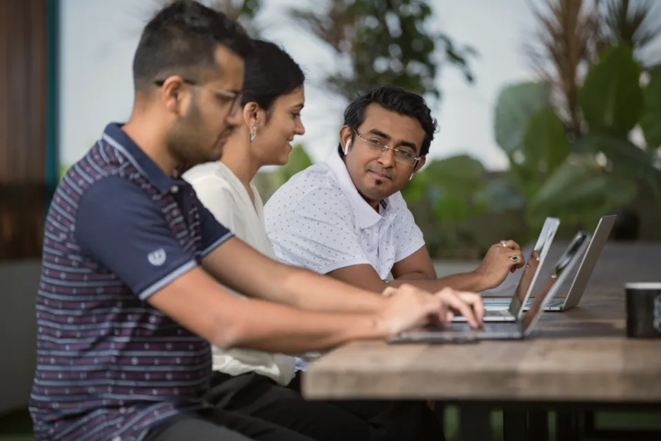 Participantes trabajando juntos con sus laptops