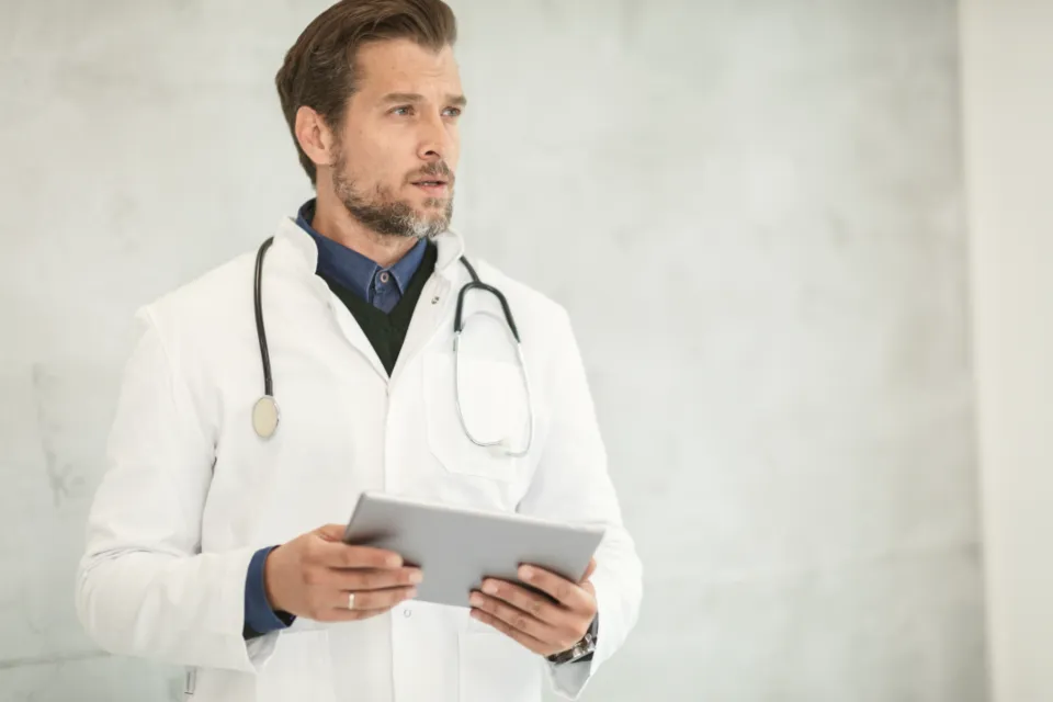 Médico consultando una historia clínica en una tableta